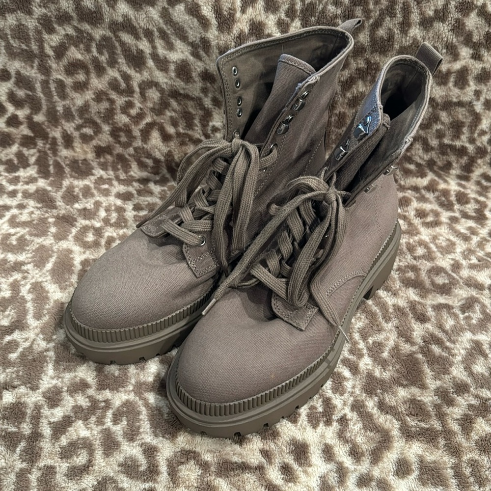 Women’s canvas boots, sz. 9 euro 40, never worn camel color